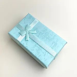 Graziosa scatola regalo con fiocco per gioielli, piccola confezione per orecchini anelli.