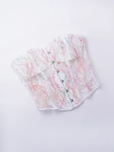 Vue détaillée du haut corset en résille blanche à sequins et broderie colorée élégante.