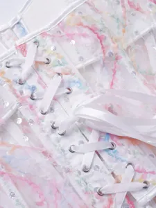 Détail corset transparent, bustier lacé blanc avec sequins colorés et broderie élégante.