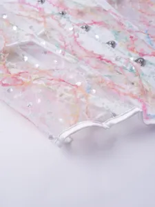Haut de corset transparent à sequins avec broderie pastel, baleines et fermeture métallique.