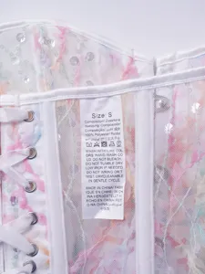 Gros plan détail d'un corset blanc transparent à sequins avec laçage et étiquette.