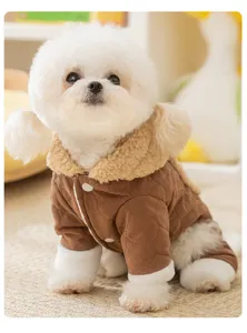 Vue détaillée du manteau en coton chaud d'hiver à quatre pattes pour chiens et chats avec col.