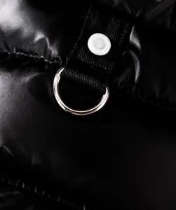 Nahaufnahme der Haustier Winterdaunenjacke mit sicherem D-Ring-Leinenbefestigung.