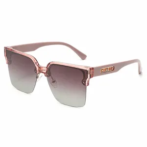 Lunettes de soleil carrées demi-monture tendance avec verres polarisés pour la conduite.