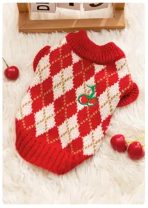 Vista detallada del jersey para mascotas argyle rojo y blanco con bordado de cerezas.