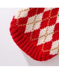 Vista detallada del jersey para mascotas de invierno con patrón de punto argyle rojo y blanco, cálido.