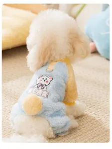 Gemütlicher Fleece-Jumpsuit Detail, warmer Pompon und Bären-Stickerei für kleine Hunde Katzen.