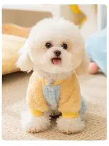 Detailansicht von warmer Macaron-Fleece-Vierbeiner-Haustierkleidung für kleine Hunde.