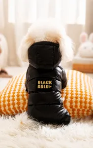 Warme Winter Haustier Daunenjacke fuer kleine Hunde und Katzen mit Kapuze und Text.