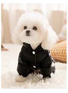 Detailansicht des eleganten warmen schwarzen Hunde Daunenmantels mit weichem gesteppten Stoff.