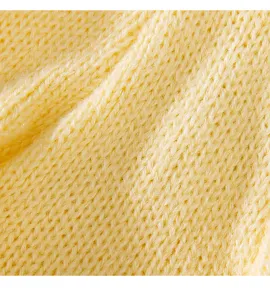 Close-up van gele gebreide stoftextuur voor winter huisdier trui, zacht en warm materiaal.