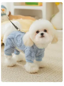 Détail de combinaison en molleton bleu pour animal, vêtements chauds pour chien à quatre pattes.
