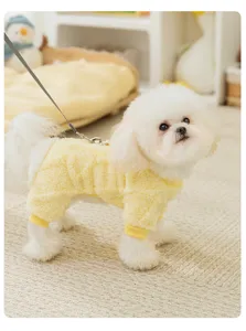 Combinaison polaire confortable à quatre pattes pour chien en jaune, idéale pour l'hiver.