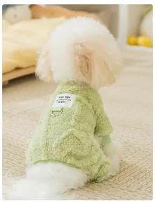 Gros-plan de vêtement polaire douillet pour animal avec texture verte douce et joli étiquette.