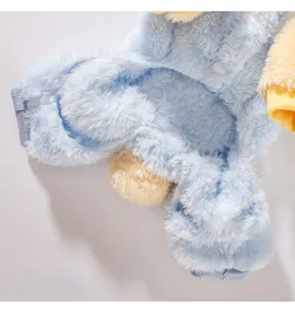 Haustier Fleecekleidung Detailaufnahme, blau-gelbes Farbblock-Design mit einem süßen Bommel.