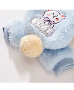 Kuschelige Winter Fleece Haustierkleidung für Hunde Katzen mit Bärenstickerei und Bommel.