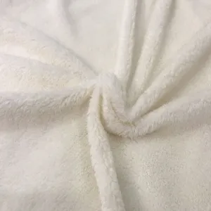 Gros plan de detail sur le tissu en peluche blanc douce montrant une texture fine et duveteuse.