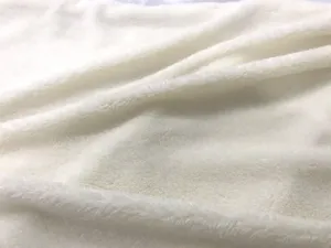Detail de tissu polaire pelucheux blanc doux, matiere de couverture epaisse et double.