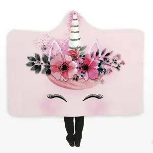 Vue détaillée de la douce couverture à capuche licorne rose avec imprimé floral.