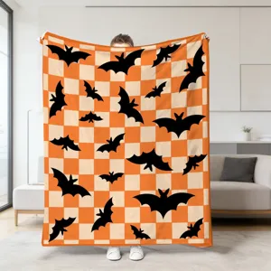 Halloween Kuscheldecke mit Fledermaus Muster und orangen Karo Design für gemütliche Sofazeit.