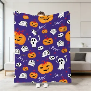 Halloween Wohndecke mit niedlichem Geist Kürbis Totenkopf Motiv weiche kuschelige Plüschdecke Sofa