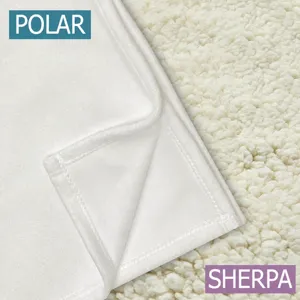 Dettaglio primo piano coperta in pile sherpa bianco, morbido plaid caldo e accogliente.