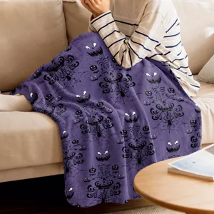 Gruselige Halloween Flanelldecke mit Schlossmuster, kuschelige Wohndecke für Feste und Herbst.