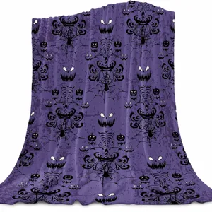 Gruselige Halloween Flanell Decke mit klassischem Geisterhaus Muster, weich und kuschelig.