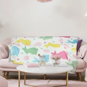 Paashaas deken detail scène, kleurrijke flanellen sprei gestyled op een gezellige bank.