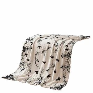 Coperta in peluche con stampa di corvi e rami gotici, morbida coperta per divano o Halloween.