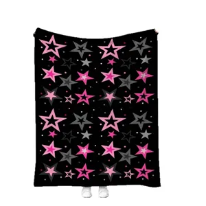 Coperta in pile nero con vivace motivo a stelle rosa e grigie per un divano accogliente.