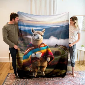 Dettaglio di una morbida coperta in flanella con stampa alpaca in un luminoso soggiorno.