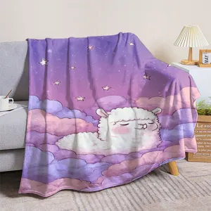 Dettaglio coperta in flanella accogliente con simpatico alpaca viola e motivo a stelle.