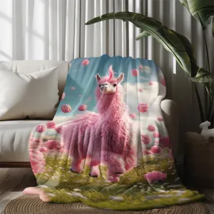 Vista dettagliata di una comoda coperta in flanella alpaca rosa su un divano moderno.