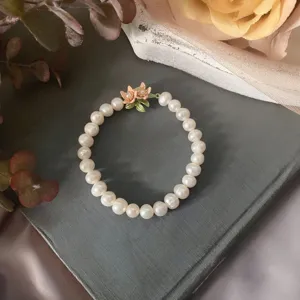 Exquisite baroque pearl bracelet with delicate flower detail, elegant design for women.