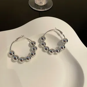 Orecchini a cerchio con sfere in metallo argentato, gioielli geometrici minimalisti da donna.