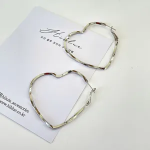 Orecchini a cerchio a cuore argento da donna, stile minimalista metallico alla moda.