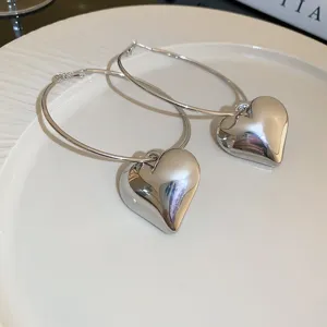 Orecchini a cerchio grandi argentati con ciondoli a cuore bombato stile minimalista donna