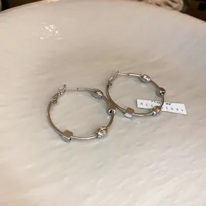 Orecchini a cerchio argentati con cubi geometrici e perline, gioielli minimalisti.