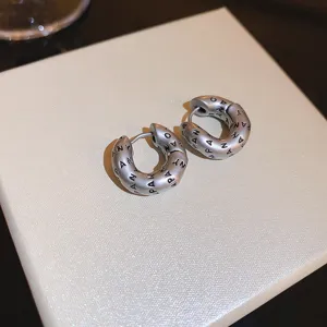 Orecchini a cerchio spessi in metallo argentato con incisione per donna gioielli chic