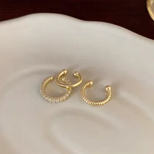 Minimalistische goldene Ohrklemmen Set mit Zirkonia und strukturiertem Design Damen.
