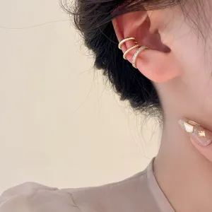 Minimalistisches 18k vergoldetes Ohrklemmen Set ohne Piercing mit funkelnden Zirkonias.