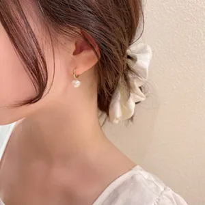 Elegante Herz Perlen Ohrringe für Damen, mit goldenen Creolen und einem zarten Design.