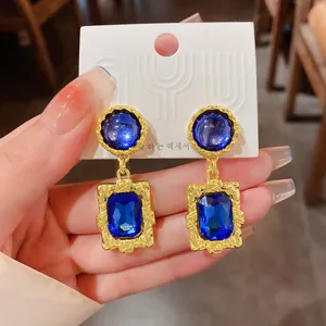 Retro blaue Edelstein geometrische Ohrringe mit Gold Metallrahmen, eleganter Vintage Detailblick.