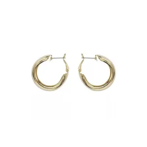 Klassische klobige goldene Creolen Ohrringe fuer Damen, minimalistischer Schmuck.