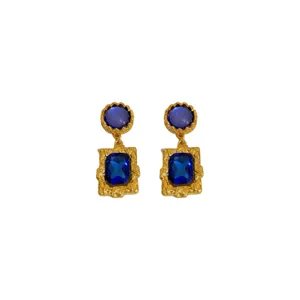 Elegante goldene Vintage Ohrringe mit blauen Steinen und kunstvollem geometrischem Design.