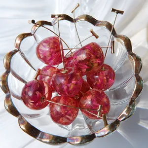 Pendientes largos de resina de cereza rosa dulce con tallo dorado joyas de moda bonitas para mujer