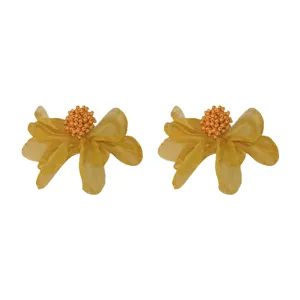 Gele organza bloem oorknopjes met kralen centrum, zoete vintage stijl elegante sieraden.