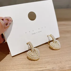 French vintage heart pearl earrings detail, cute Korean style fashion jewelry for women.