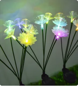 Détail de lumière de fleur en fibre optique solaire, effet d'éclairage LED coloré.